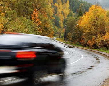 Slik unngår du vannplaning på høstglatte veier.