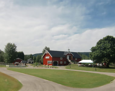 Solceller på taket på Klokkertunet besøksgård.