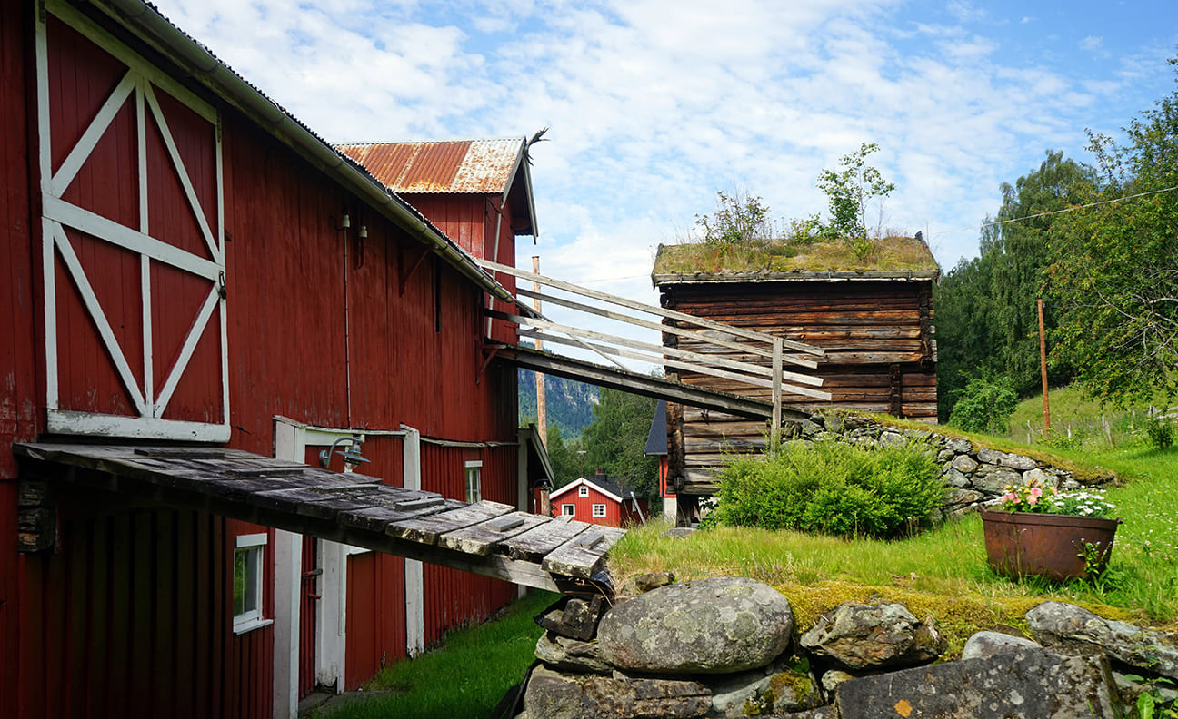 Vedlikehold av gårdsbygg: Hva bør du sjekke før sommeren?