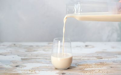 Havremelk som sjenkes i glass