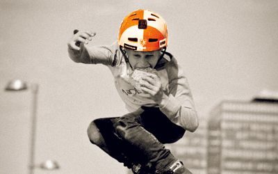 Gutt som spiser grovbrød hopper på rulleskøyter