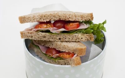 Blings med skinke, salat og tomat