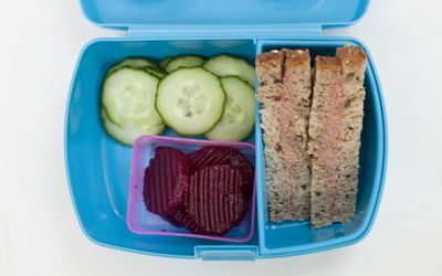 matpakke med leverposteiblingser, rødbete og agurk