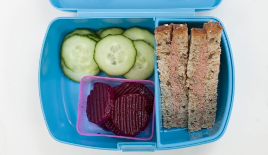 matpakke med leverposteiblingser, rødbete og agurk