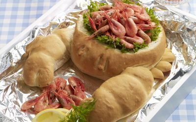 Loff formet som en krabbe fylt med reker