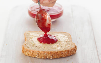 Skive med hjemmelaget jordbærsyltetøy