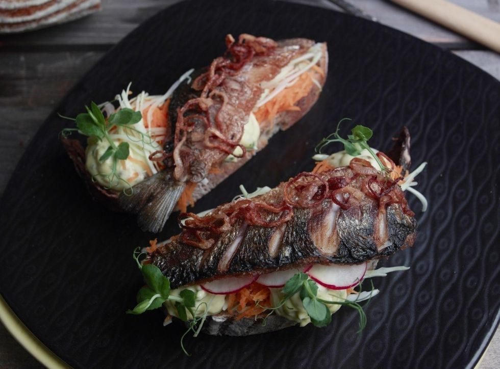 oppskrift på Smørbrød med stekt sildefilet, remulade og råkost