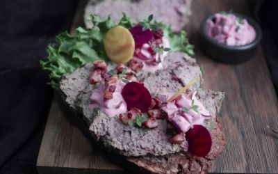 Grovt rugbrød med hjemmelaget leverpostei