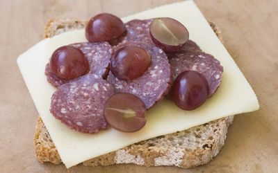Grovbrød med gulost, morrpølse og druer