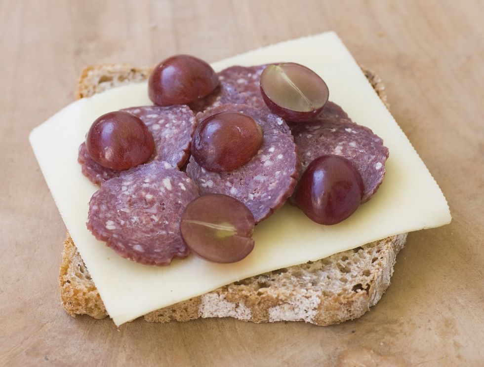 Grovbrød med gulost, morrpølse og druer