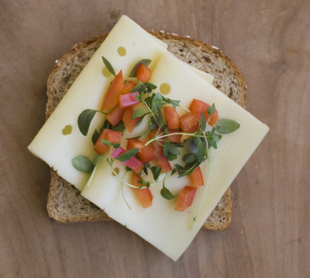 Sandwich med gulost, friske urter og paprika