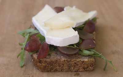 Blings med brie, ruccola og druer