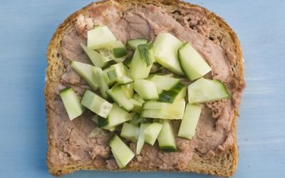 Skive med leverpostei og slangeagurk