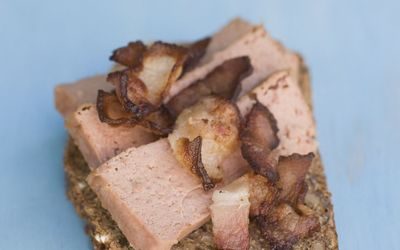 Skive med leverpostei og sprøstekt bacon