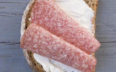 Skive med salami og kremost