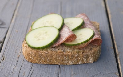 Skive med salami og agurk