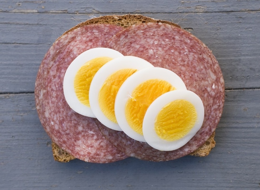 Salamiskive med kokt egg