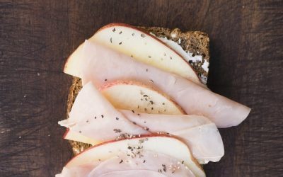 brødskive med skinke, kremost, eple og pepper