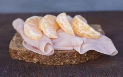 Skinkebrødskive med klementinbåter