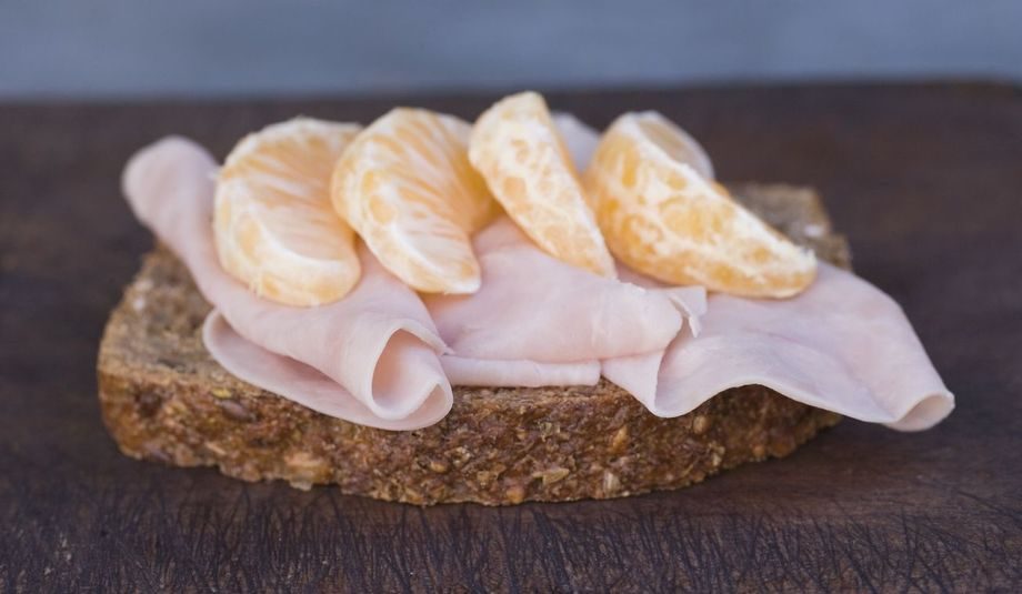 Skinkebrødskive med klementinbåter