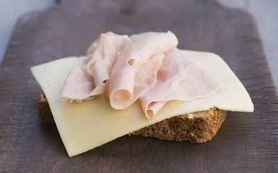Grovbrød med gulost og skinke