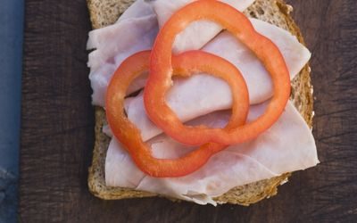 brødskive med skinke og paprika