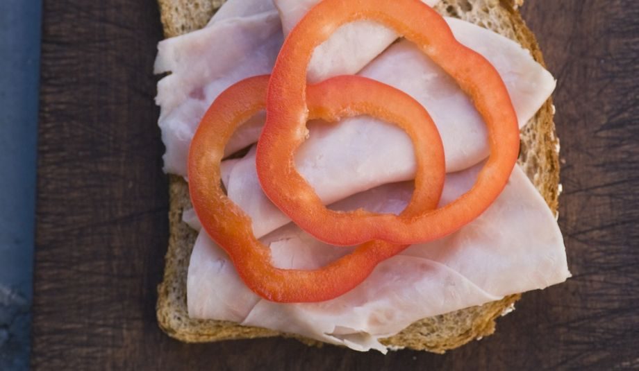 brødskive med skinke og paprika