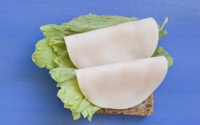 Oppskrift på skive med kyllingpålegg og salat