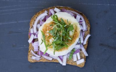 Skive med fiskekake, rødløk og urter