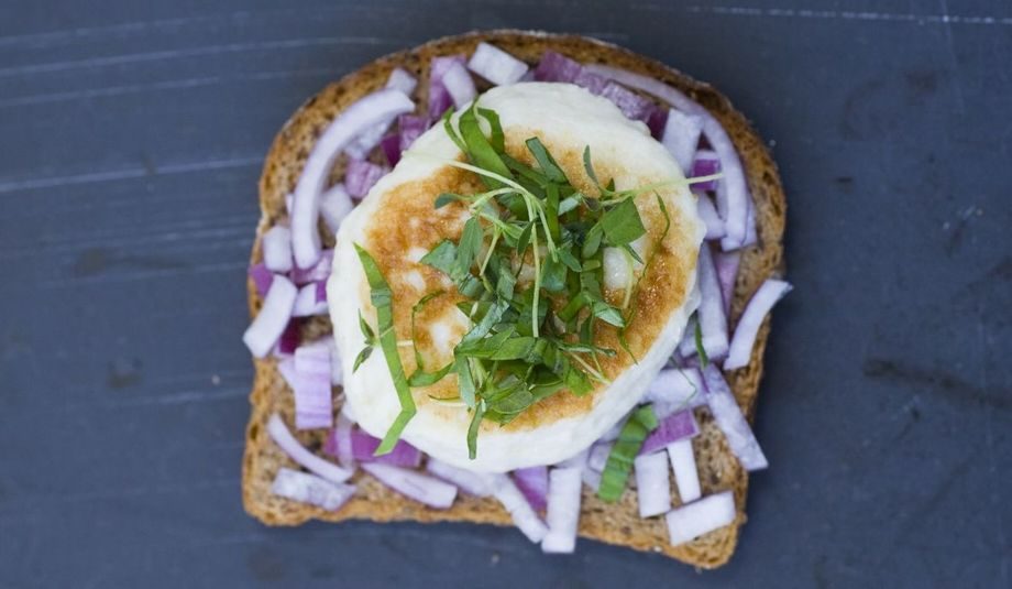 Skive med fiskekake, rødløk og urter