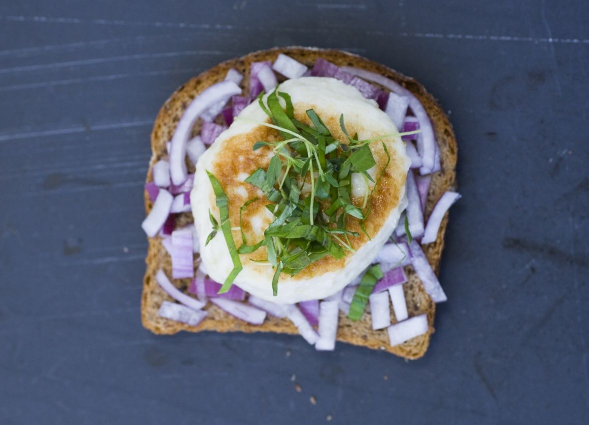 Fiskekake med rødløk og urter