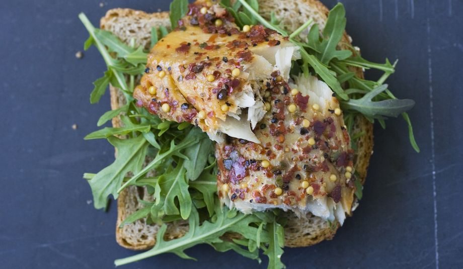 brødskive med varmrøkt makrell og salat