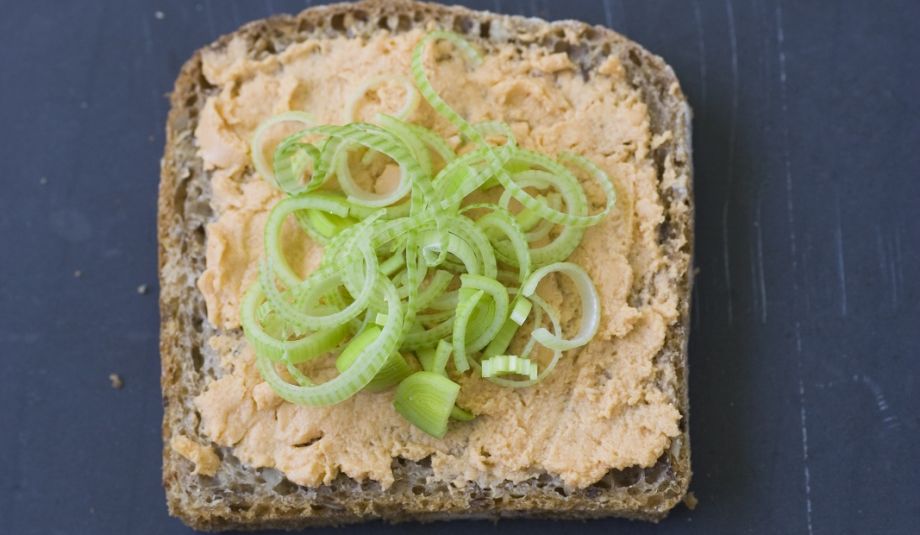 Oppskrift på skive med laksepaté og purreløk