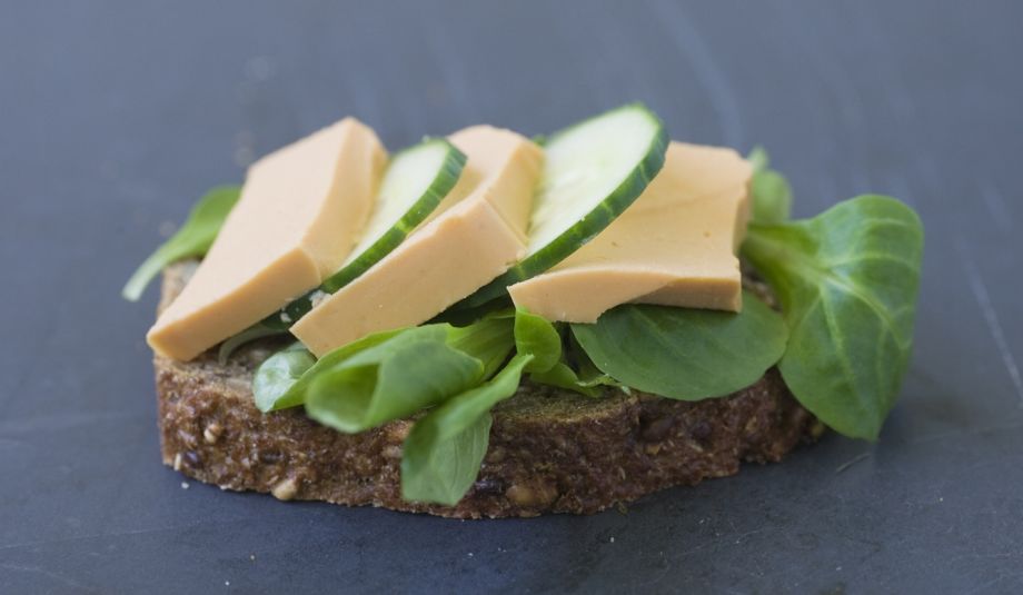 Oppskrift på skive med laksepaté, salat og agurk