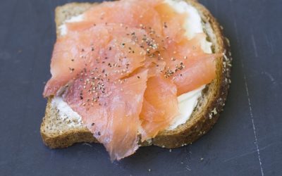 Skive med røkelaks, kremost og pepper