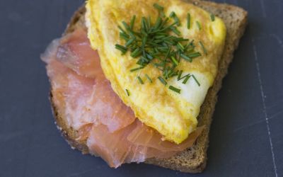 Skive med røkelaks, omelett og gressløk