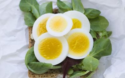 Skive med kokt egg og salat