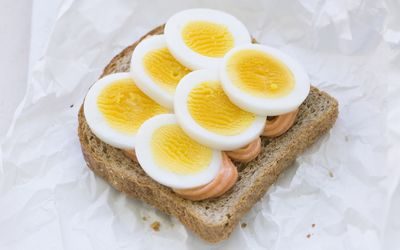 kokt egg med kaviar på brødskiven
