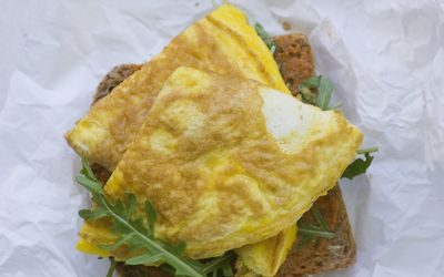 Skive med omelett med tomatpesto og ruccula