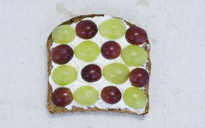 kremost og druer på skiven