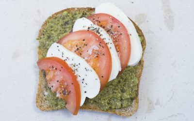 Skive med pesto, tomat og mozzarella