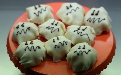 Kaker med marsipanlokk som ser ut som spøkelser til Halloween