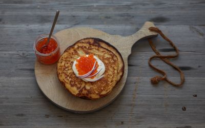 Blinis med kaviar, rømme og rødløk