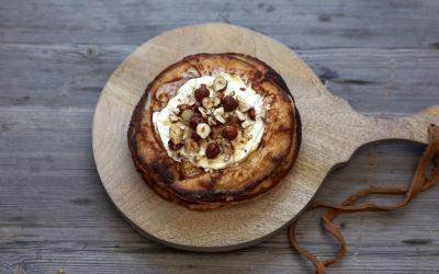 Blinis med kremost, nøtter og honning