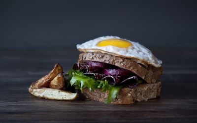 Blings med speilegg, rødbete og pølse