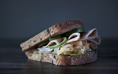 Dobbel blings med svinestek og syltet løk