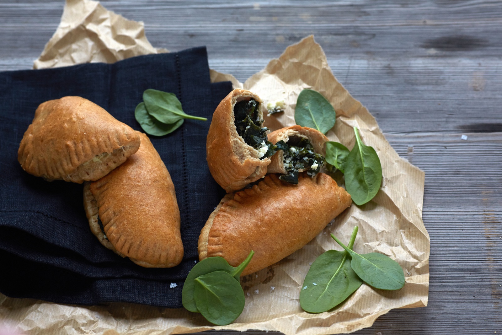 Piroger med spinat og fetaost