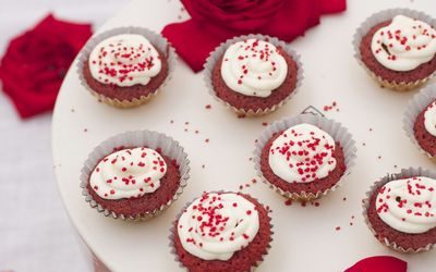 rød cupcakes med ostekrem til valentines