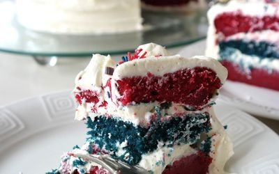 Lagkake i rødt, hvitt og blått