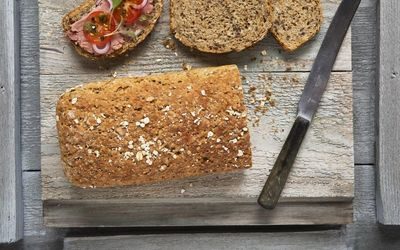 Flerkornbrød med leverpostei og tomat